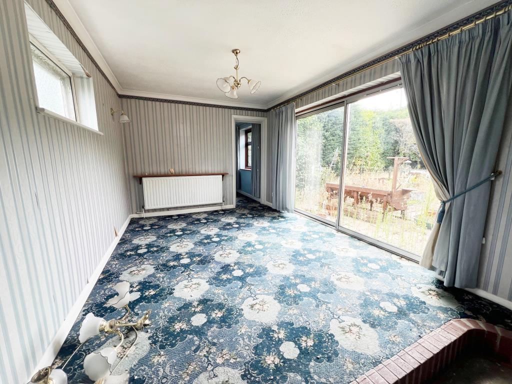 Lot: 19 - DETACHED BUNGALOW FOR REFURBISHMENT - Dining space with sliding patio doors opening to rear garden
